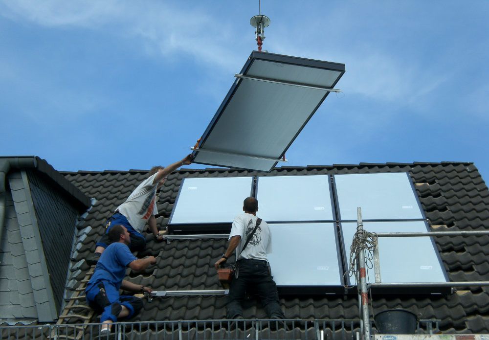 Kranmontage einer Solaranlage durch unsere Mitarbeiter Kranmontage einer Solaranlage durch unsere Mitarbeiter