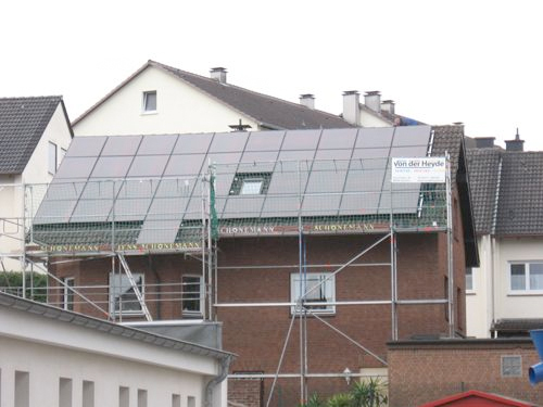 Photovoltaikanlage auf einem Mehrfamilien-Wohnhaus Photovoltaikanlage auf einem Mehrfamilien-Wohnhaus